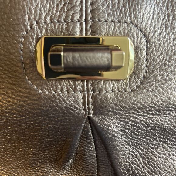 B. Makowsky Shoulder Bag Purse Gold Metallic Leather Turn Lock Bucket Dust Bag - Picture 11 of 16